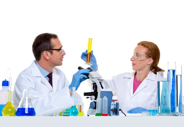 Хімічна лабораторія з двома вченими, що працюють — стокове фото