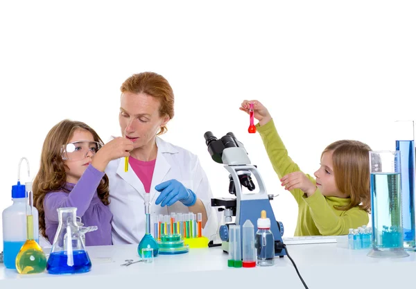 Niñas girlas y maestra mujer en el laboratorio escolar — Foto de Stock