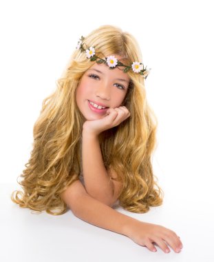 Bahar papatya çiçek taç ile çocuk sarışın kız