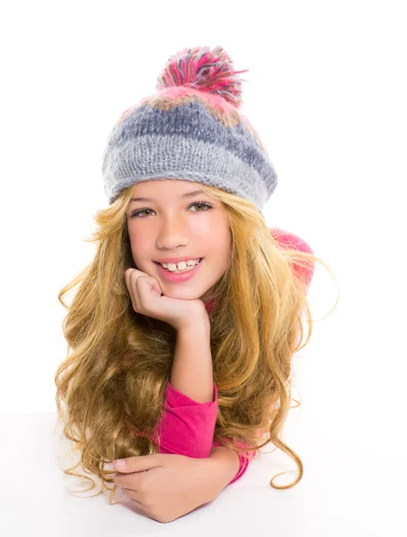 Παιδί κορίτσι με καπάκι χειμώνα μαλλί που χαμογελά σε λευκό — Φωτογραφία Αρχείου