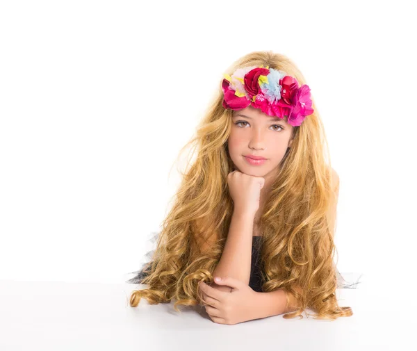 Kindermode blondes Mädchen mit Frühlingsblumen auf dem Kopf — Stockfoto