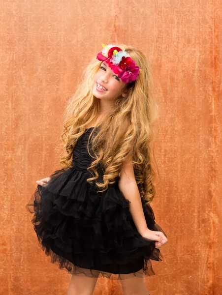 Vestido negro niña bailando sobre fondo vintage — Foto de Stock