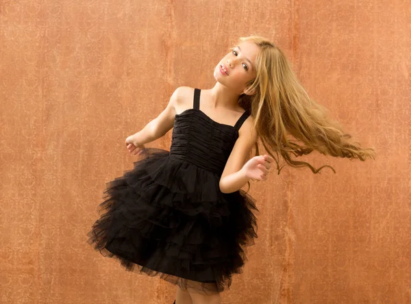 Svart klänning kid flicka dansa och vrida vintage — Stockfoto