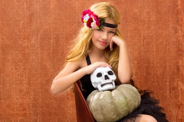 Halloween kid flicka med pumpa och skallen leende — Stockfoto