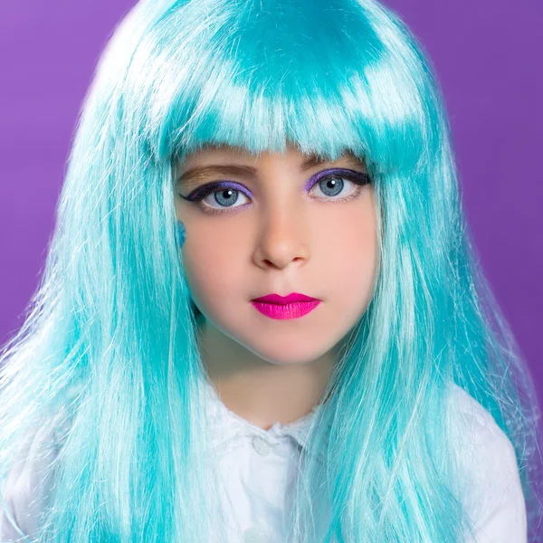 Bambini ragazza con parrucca lunga truquoise blu come fashiondoll — Foto Stock