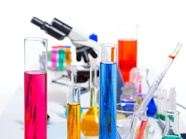 Reageerbuiskolf voor chemisch wetenschappelijk laboratoriumonderzoek — Stockfoto