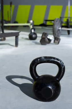 kettlebell crossfit spor salonu ile çubuklarını kaldırma