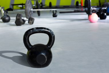 kettlebell crossfit spor salonu ile çubuklarını kaldırma
