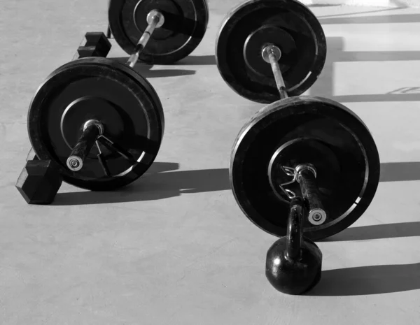 Kettlebells en el gimnasio crossfit con pesas de barra elevadora —  Fotos de Stock