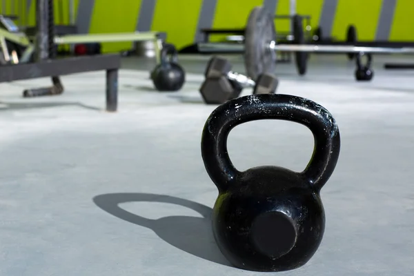 Kettlebell in palestra crossfit con barre di sollevamento — Foto Stock