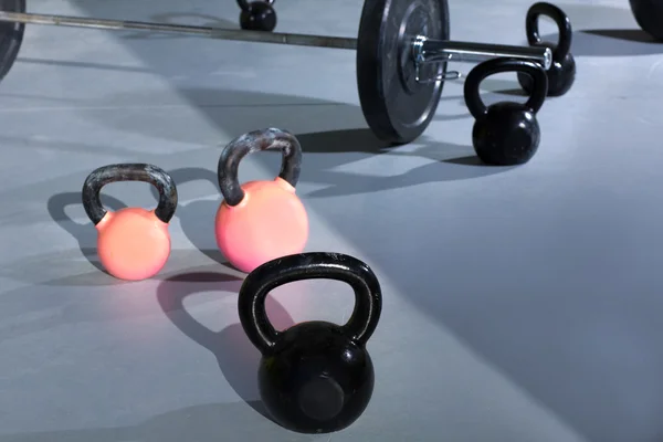 Kettlebells in palestra crossfit con barra di sollevamento — Foto Stock