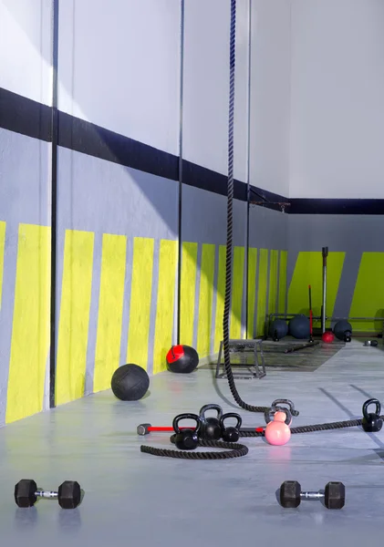 CrossFit kettlebells ipleri ve jimnastik salonu duvar topu çekiç — Stok fotoğraf