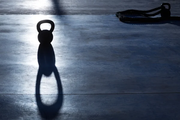 CrossFit kettlebell ağırlık arka ışık ve gölge — Stok fotoğraf