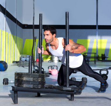 crossfit kızak itme adam ağırlık egzersiz itme