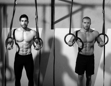 CrossFit dip yüzüğü iki adam iş vasıl jimnastik salonu