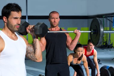 spor salonunda grup ağırlık kaldırma crossfit egzersiz bar ile