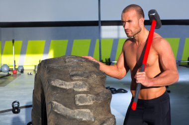 CrossFit kızak çekiç adam rahat spor salonunda