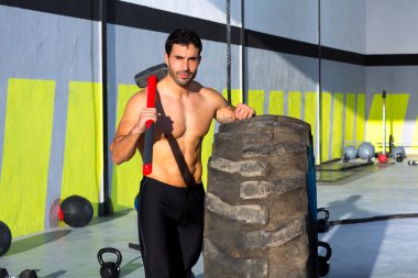 CrossFit kızak çekiç adam rahat spor salonunda