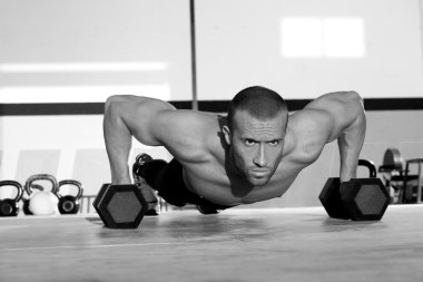 spor salonu adam push-up gücü pushup dumbbell ile