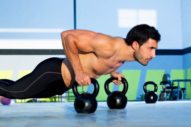 spor salonu adam push-up gücü pushup kettlebell ile