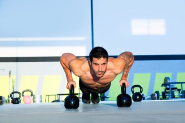 spor salonu adam push-up gücü pushup kettlebell ile
