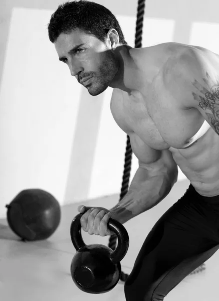 CrossFit man lyft kettlebell träning motion — Stockfoto