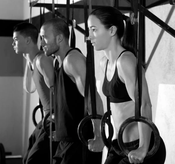 Crossfit anillo de inmersión grupo entrenamiento inmersión en una fila — Foto de Stock