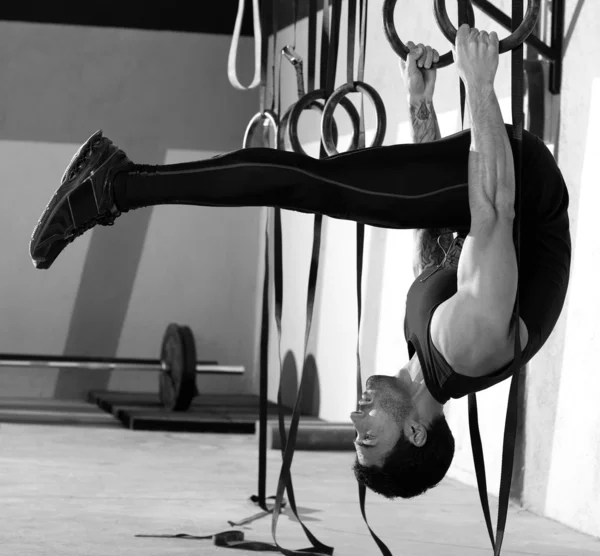 Crossfit anillo de inmersión hombre entrenamiento en el gimnasio — Foto de Stock