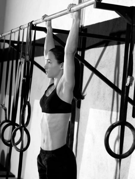 Crossfit dedos do pé para barra mulher pull-ups 2 barras de treino — Fotografia de Stock