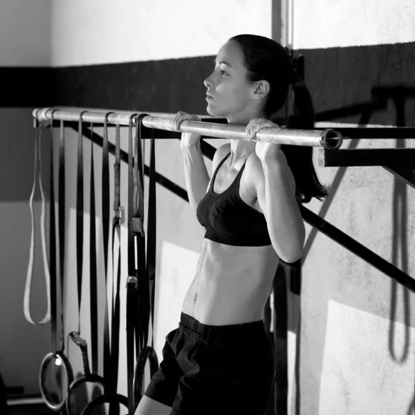 Crossfit dedos de los pies a la barra de mujer pull-ups 2 bares de entrenamiento — Foto de Stock