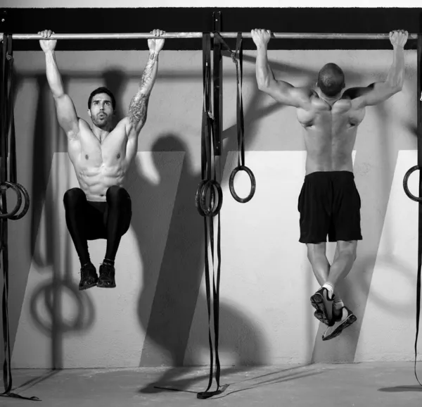 CrossFit tenen aan bar mannen pull-ups 2 bars training — Stockfoto
