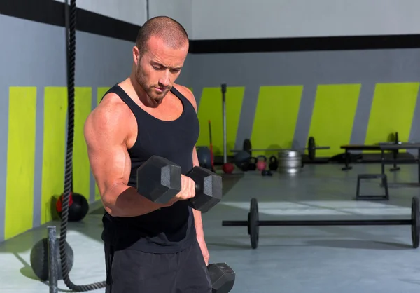 Ginásio homem com halteres exercício crossfit — Fotografia de Stock