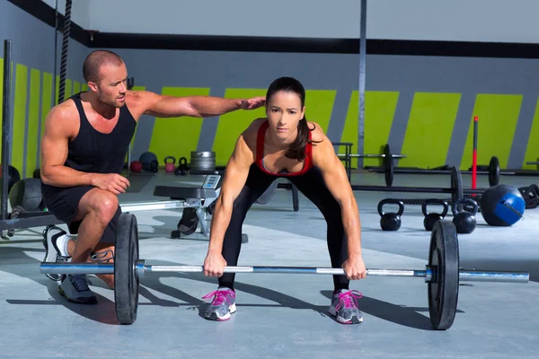 Gym persoonlijke trainer man met Gewichtheffen bar vrouw — Stockfoto