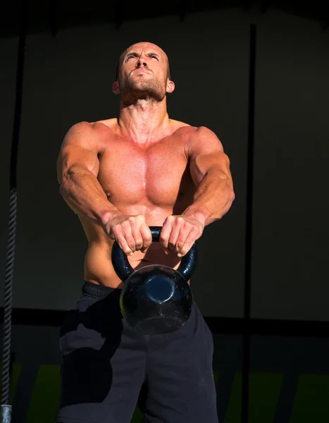 CrossFit kettlebells swing övning man träning — Stockfoto