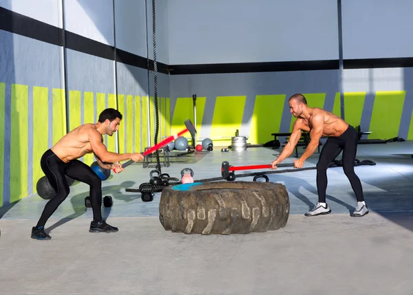 CrossFit sledge hammer män träning — Stockfoto