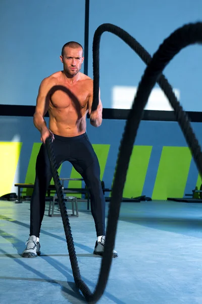 Crossfit batallando cuerdas en el gimnasio ejercicio de entrenamiento — Foto de Stock