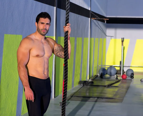 CrossFit man med klättring rep avslappnad på gym — Stockfoto