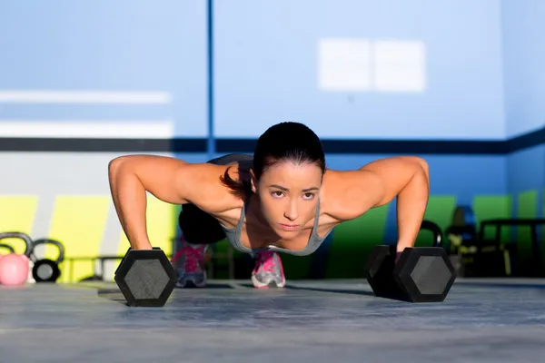 Gimnasio mujer push-up pushup fuerza con mancuerna — Foto de Stock