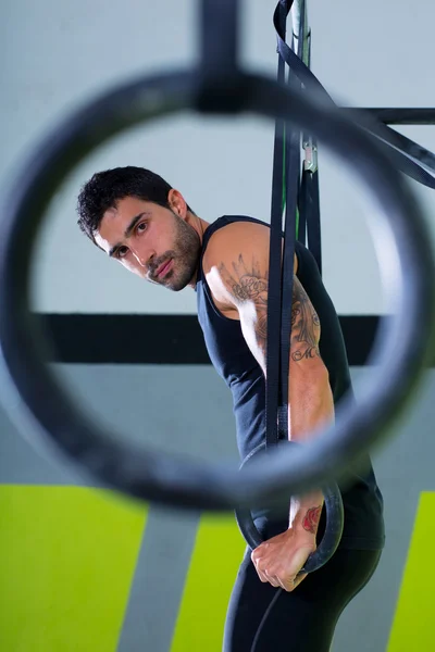 Crossfit anillo de inmersión hombre entrenamiento en el gimnasio — Foto de Stock