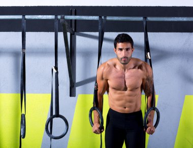 CrossFit dip halka adam iş vasıl jimnastik salonu