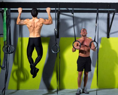CrossFit halka ve ayak parmaklarına daldırma pull-up erkekler bar