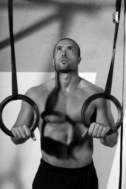 CrossFit dip halka adam havuz daldırma adlı çalışmadan sonra rahat