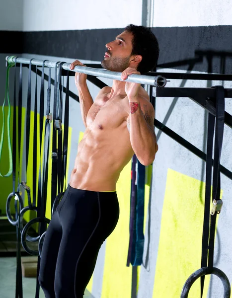 Crossfit dedos de los pies a la barra de hombre pull-ups 2 bares de entrenamiento — Foto de Stock