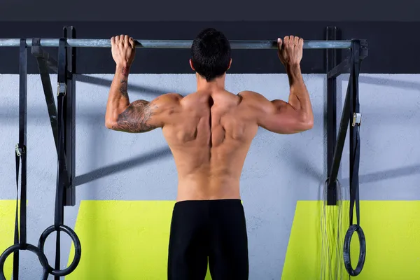 CrossFit tenen aan bar man pull-ups 2 bars training — Stockfoto