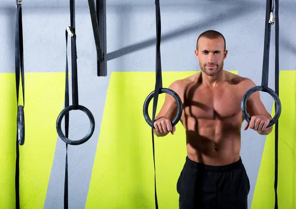 Crossfit Dip Ring Mann entspannt nach dem Training im Fitnessstudio — Stockfoto