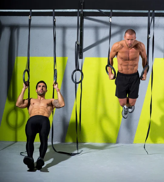 Crossfit anel de mergulho dois homens treino no ginásio mergulho — Fotografia de Stock