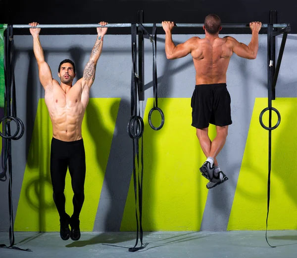 Crossfit dedos de los pies a la barra de los hombres pull-ups 2 bares de entrenamiento — Foto de Stock