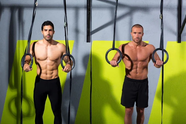 Crossfit anillo de inmersión dos hombres entrenamiento en el gimnasio — Foto de Stock