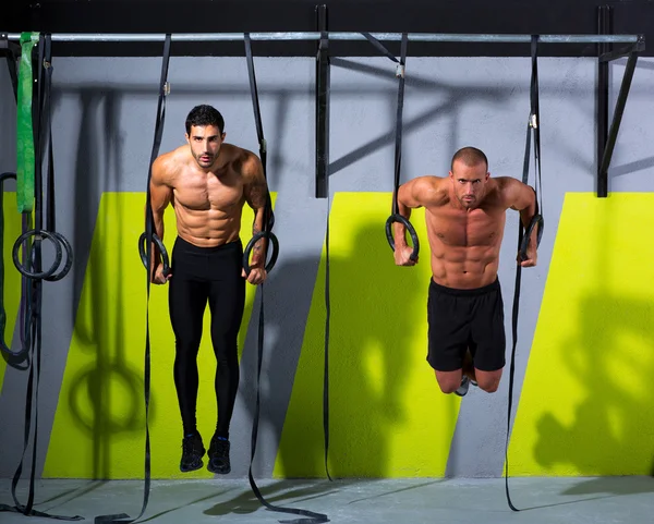Crossfit dip 环两名男子在健身房锻炼 — 图库照片