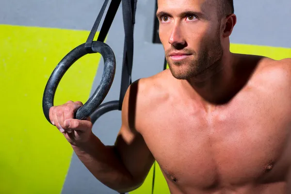 Crossfit Dip Ring Mann entspannt nach dem Training im Fitnessstudio Dip — Stockfoto